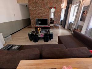 un soggiorno con divano e tavolino da caffè di Appartements de Charme DADOU MONS BELGIUM a Mons