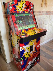 una colorida máquina de videojuegos con un juego en appartement Gérardmer proche lac , borne vidéo, espace exterieur, en Gérardmer
