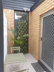 תמונה מהגלריה של Modern studio with private patio בDernancourt