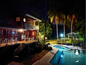 a resort with a swimming pool at night at Aqui Ahora at Villa Verde in San Andrés