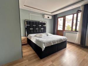 伊斯坦堡的住宿－Sare House，一间卧室设有一张床和一个大窗户