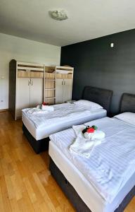 Ένα ή περισσότερα κρεβάτια σε δωμάτιο στο Apartmani Novak