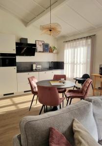 een woonkamer met een bank en een tafel en stoelen bij vakantiewoning 266 in De Panne