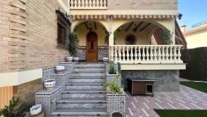 una casa con una escalera que conduce a una puerta en Casa Monte Verde con piscina a 10 min de Granada, en Cájar