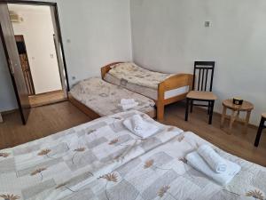 En eller flere senger på et rom på Dora