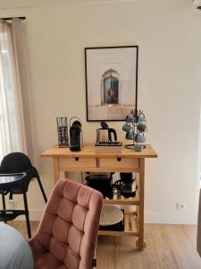 a living room with a desk and a chair at vakantiewoning 266 in De Panne