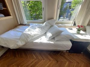 Postel nebo postele na pokoji v ubytování B&B House of Straw Amsterdam