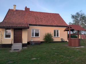 une maison avec un kiosque dans la cour dans l'établissement Dom Wypoczynkowy, à Gawliki Wielkie