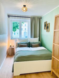 1 dormitorio con 1 cama grande y ventana en StayNature 2BR App. Altstadt, en Bad Reichenhall