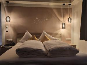Un dormitorio con una cama con almohadas. en Haus Plankensteiner, en Kaunertal