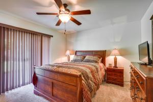 sypialnia z łóżkiem i wentylatorem sufitowym w obiekcie Yuma Family Home with Covered Patio and Grill! w mieście Yuma