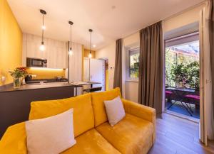 奧梅尼亞的住宿－Residence Casa Coppa Appartamento Ivy，带沙发的客厅和厨房