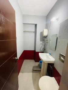 uma casa de banho com um WC e um lavatório em Hotel Fusion Best Rooms em Agra
