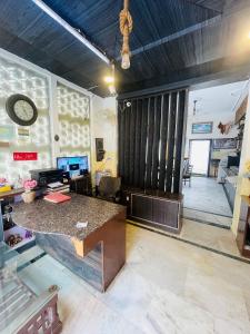 un ufficio con una scrivania e un orologio sul muro di Hotel Fusion Best Rooms ad Agra