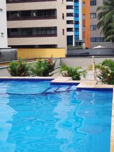 una gran piscina azul frente a un edificio en Via Venetto - Vista Mar, en Fortaleza