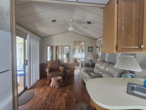 sala de estar con sofá y mesa en Woody's RV Resort LLC en Sebring
