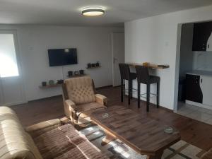 Μια τηλεόραση ή/και κέντρο ψυχαγωγίας στο Hasan's apartment - holiday house - vikendica - kuća za odmor - apartman