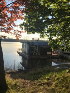 Domy na wodzie Charzykowy في هاجوكوفه: رصيف مع قارب على الماء