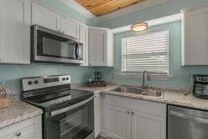 Kuchyň nebo kuchyňský kout v ubytování Haven Harbor by Vacation Homes Collection + 108 fotografií