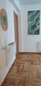 Zimmer mit Holzboden und Wandgemälde in der Unterkunft Casa Cies in Baiona