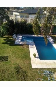 una pequeña piscina azul en un patio en COMPLEJO DE DPTOS EN RAFAELA a pasitos de la RUTA 34 en Rafaela