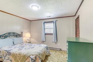 1 dormitorio con cama y ventana en Pet-Friendly West Virginia Home - Patio and Fire Pit, 