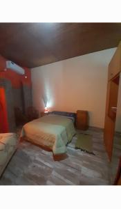 1 dormitorio con 1 cama grande en una habitación en COMPLEJO DE DPTOS EN RAFAELA a pasitos de la RUTA 34 en Rafaela