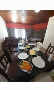 una mesa negra con platos y comida. en COMPLEJO DE DPTOS EN RAFAELA a pasitos de la RUTA 34 en Rafaela