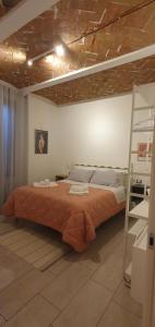 ein Schlafzimmer mit einem großen Bett und einer Leiter in der Unterkunft Ospedale Baggiovara - Modena appartamento Giardini 
