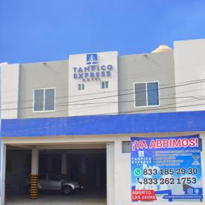 ein Gebäude mit einem davor geparkt in der Unterkunft HOTEL TAMPICO EXPRESS MORALILLO in Tampico