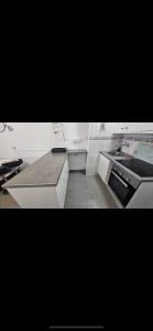 Kuchnia lub aneks kuchenny w obiekcie Nice studio with pool and internet fiber