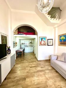 a living room with a couch and a table at Nel blu dipinto di blu in Scilla