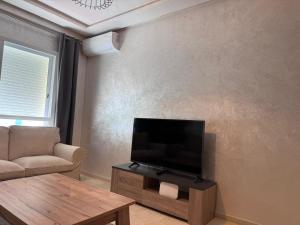 Télévision ou salle de divertissement dans l'établissement Aida village