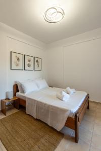 1 dormitorio con 1 cama con 2 toallas en Aethra Nature's Sanctuary en Chanioti