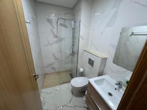 Salle de bains dans l'établissement Aida village
