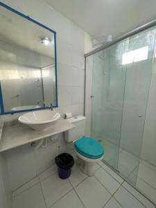 納塔爾的住宿－Pousada Encanto dos Mares，浴室配有卫生间、盥洗盆和淋浴。