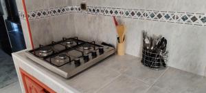 een fornuis met oven bovenop een aanrecht bij Villa Jasmine "Serenity Oasis" in Agadir