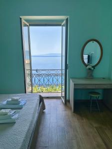a room with a bed and a mirror and a window at Nel blu dipinto di blu in Scilla