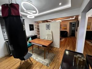 Ruang duduk di Keys & Cribs