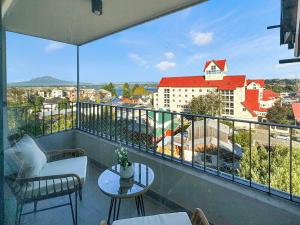 a balcony with a view of a city at La mejor ubicación y nuestro servicio 5 estrellas in Puerto Varas