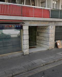 a store front of a building on a street at Oasis urbaine appartement 2 pièce in Nice