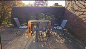 un patio con mesa y 2 sillas en *Hamburger Speicherstadt*, en Halstenbek