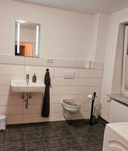 y baño con lavabo, aseo y espejo. en *Hamburger Speicherstadt*, en Halstenbek