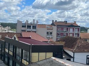 Blick auf eine Stadt mit Gebäuden und Dächern in der Unterkunft apartamento vagos in Vagos