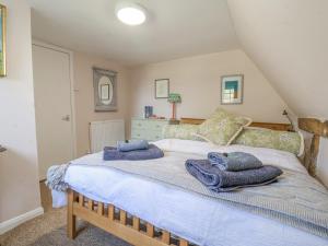 - une chambre avec un lit et des serviettes dans l'établissement 3 The Almshouse, à Saxmundham