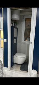 łazienka z toaletą i niebieską ścianą w obiekcie Chambre Love Luxe Monaco w mieście Beausoleil