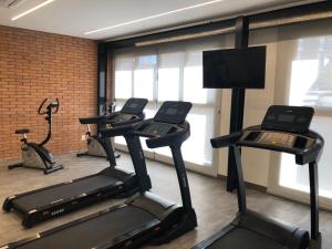 聖保羅的住宿－Studio Luxo Expo SP Itaú，健身房设有跑步机和平面电视