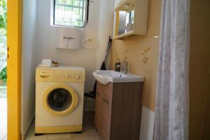 Gambar di galeri bagi Cosy guest house with private yard di Saronida