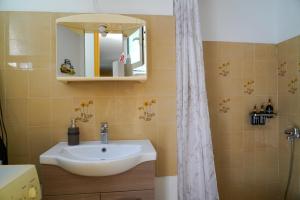 Bilik mandi di Cosy guest house with private yard