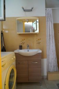 Bilik mandi di Cosy guest house with private yard